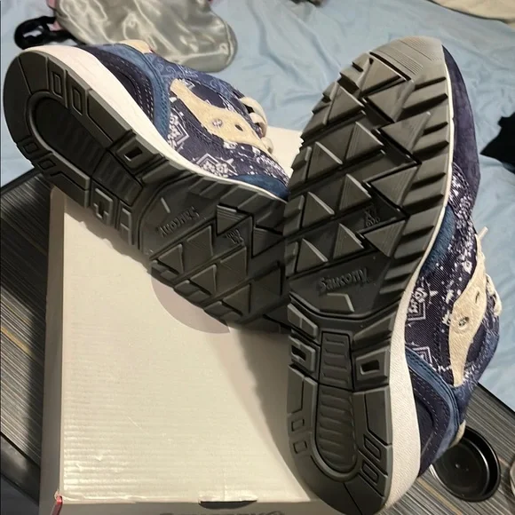 Saucony Originals Navy and Cream Sneakers - Picture 4 of 4